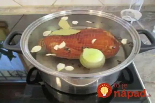 Rada šéfkuchára, ako uvariť dokonalé údené na sviatočný stôl: Kto vie toto, ten bude mať mäsko ako z nóbl reštaurácie!