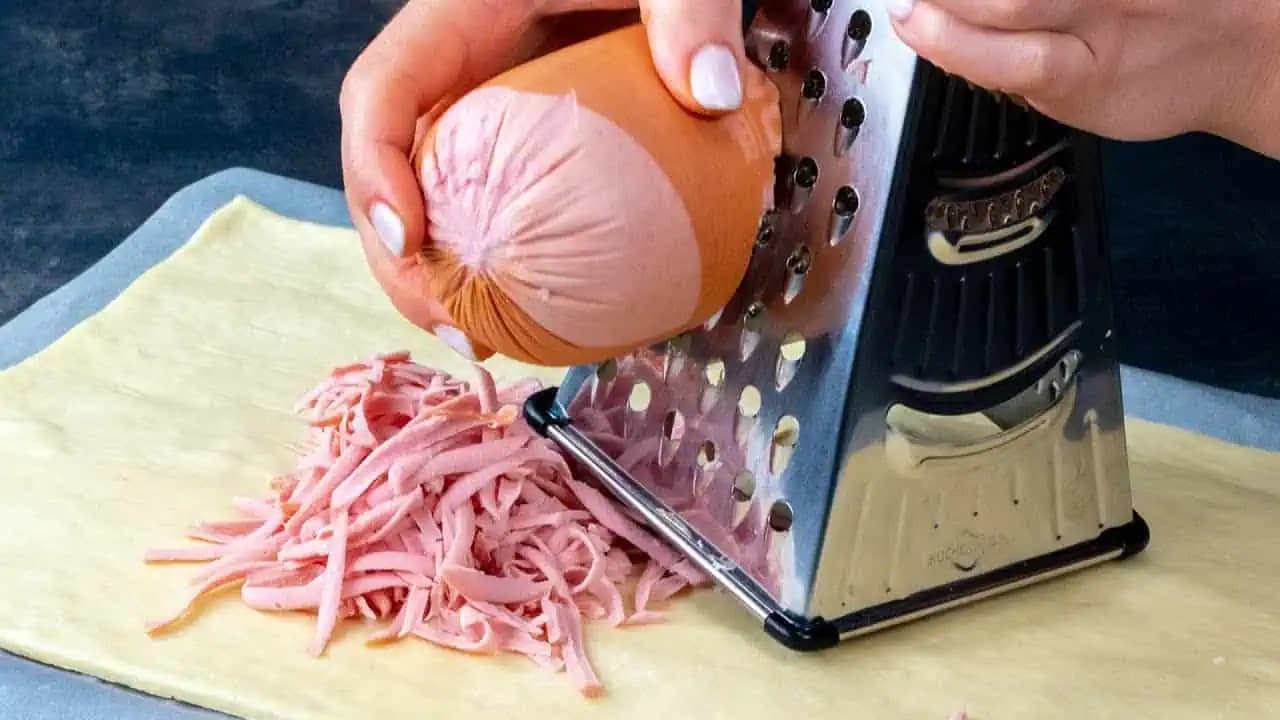 Salámu nastrúham ROVNO na lístkové cesto, zrolujem a pečiem takto aj 3x do týždňa: Najväčšia FAJNOTKA na večeru!