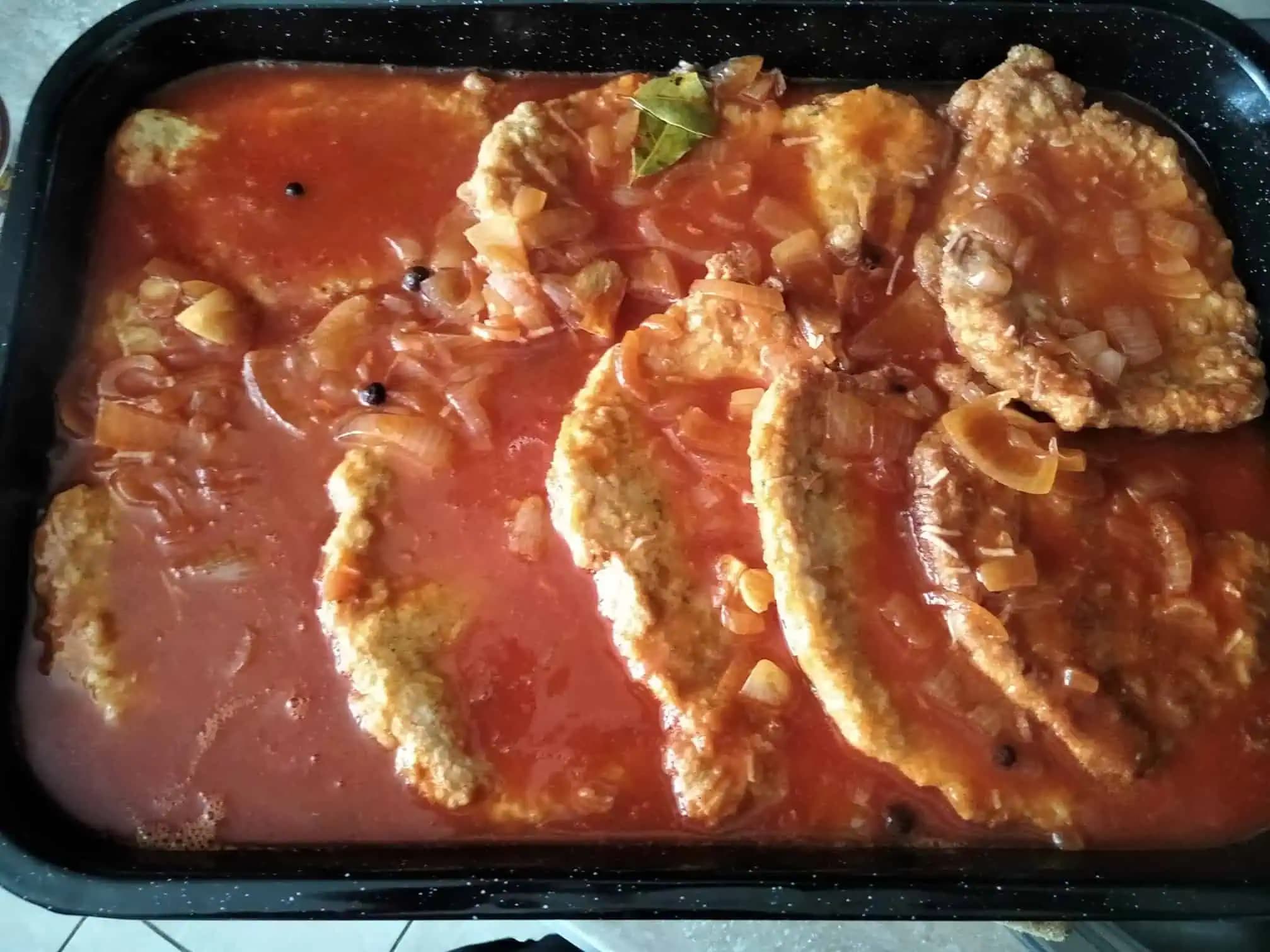 Neskutočne chutné obrátené rezne v horčicovej omáčke: Hody pre celú rodinu z jedného plechu!