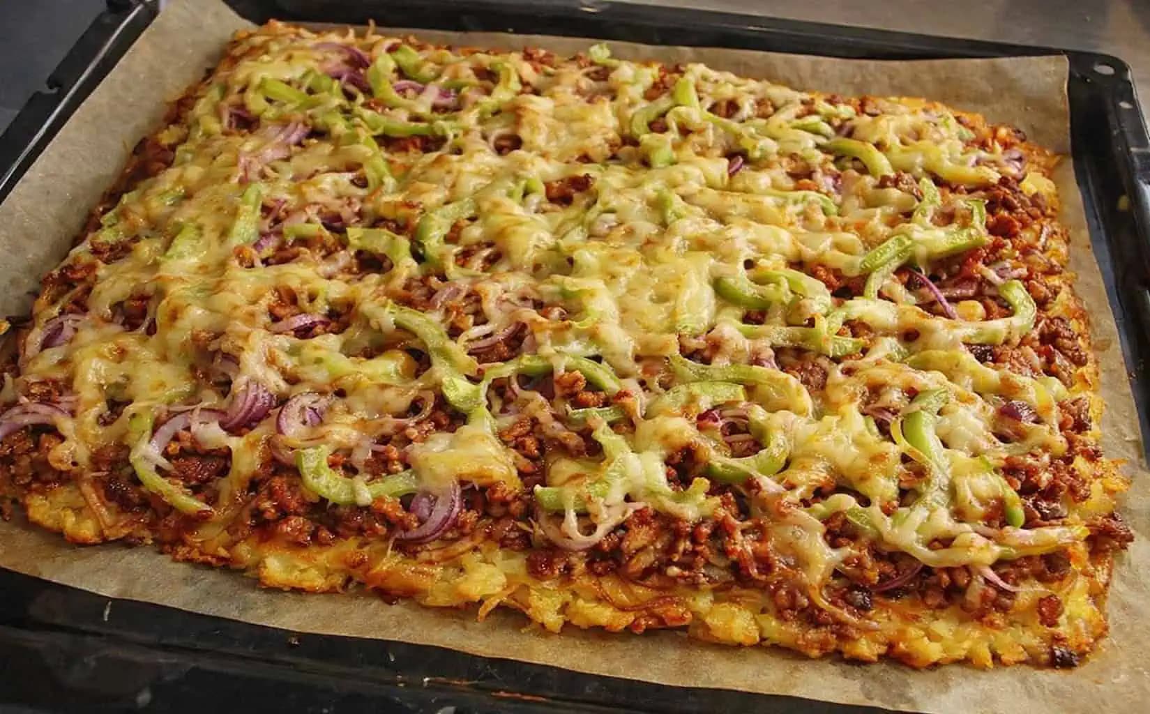 Obložená zemiaková placka na plechu, úplne bez múky: Nevyprážajte zemiakové placky, toto je stokrát lepšie!