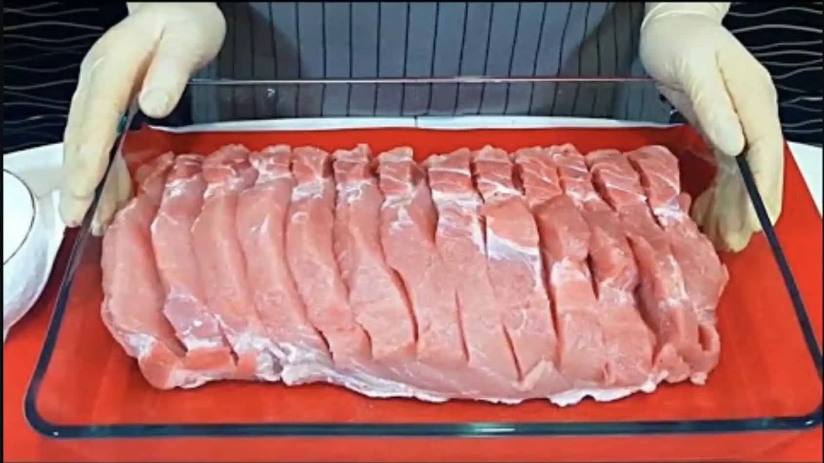 Bravčové mäso pre PREZIDENTA: Len pár zárezov, cesnak, syr, horčica a lepšie mäso ste ešte nejedli!