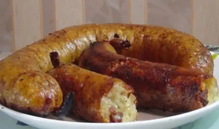 Famózne zemiakové klobásky: Sú bez mäsa, chutia fantasticky a nezaťažia žalúdok tak, ako klasika z mäsa!