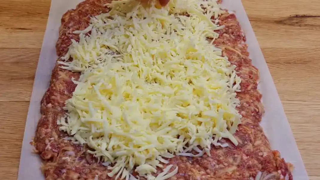 3 zemiaky, mleté mäso, syr a žiadna strúhanka: ŠŤAVNATÁ mäsová rolka – dám ju piecť na obed a nemusím neriešim an večeru!