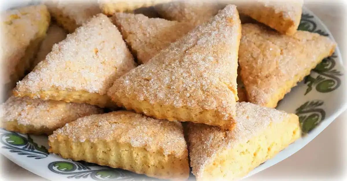 Pečiem už druhú dávku a stále ich nemajú dosť: Mega chutné koláčiky z kyslej smotany – miznú rovno z plechu, ešte horúce!