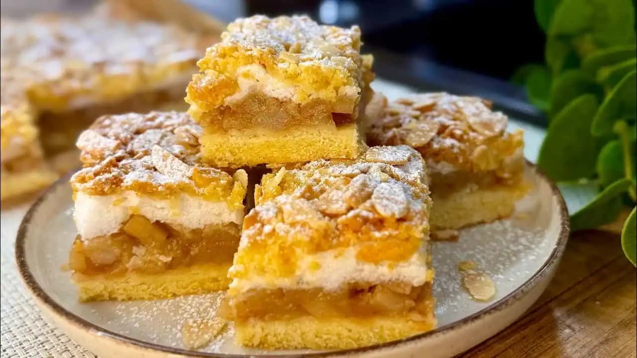 Novoročný jablkový koláč: Neopísateľne chutný strúhaný koláč s jabĺčkami a tvarohom!