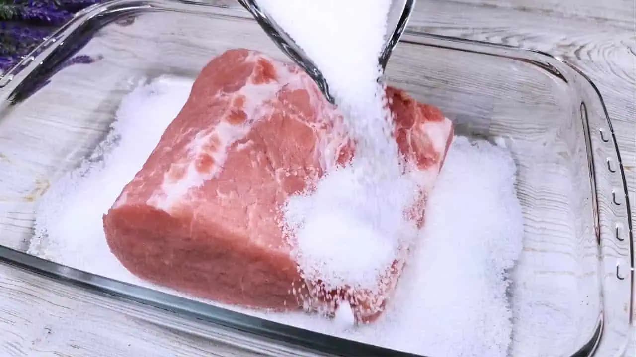 Zabudnite na šunku a slaninu z obchodu: Kus bravčového mäsa zasypte soľou a nechajte ležať – NEUVERÍTE, čo z toho za 2 týždne vznikne!