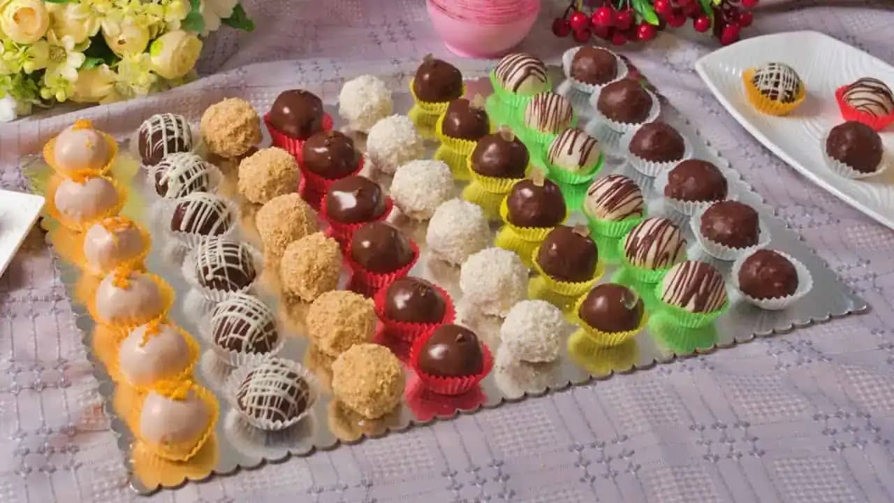 8 druhov VIANOČNÝCH guličiek bez mlieka, vajec a pečenia: Všetko z jedného cesta!