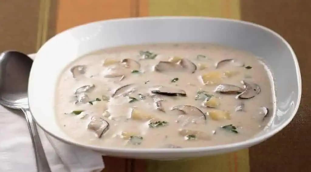 100-ročná VIANOČNÁ HRÍBOVÁ polievka, ktorej sa iný RECEPT nevyrovná: Pri sviatočnom stole všetci čakajú len na ňu!