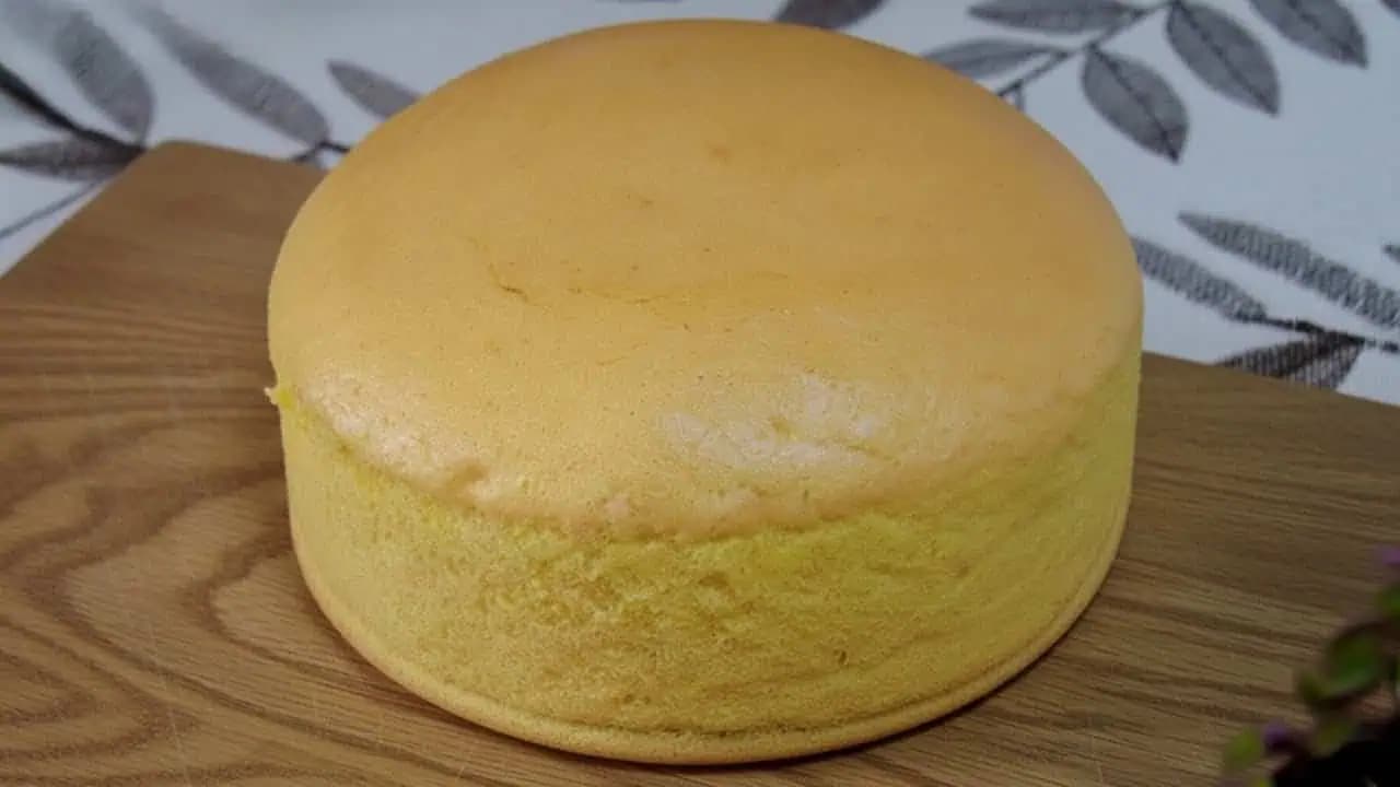 Ako upiecť dokonalú piškótu na torty a koláče? Potrebujete len tieto 3 prísady (žiaden prášok do pečiva)!