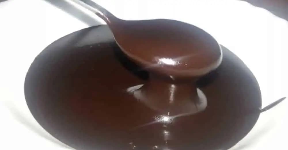 Majiteľka cukrárne mi dala recept na dokonalú čokoládovú POLEVU: Lesklá, neláme sa a môžete ju aj zamraziť a použiť na neskôr!