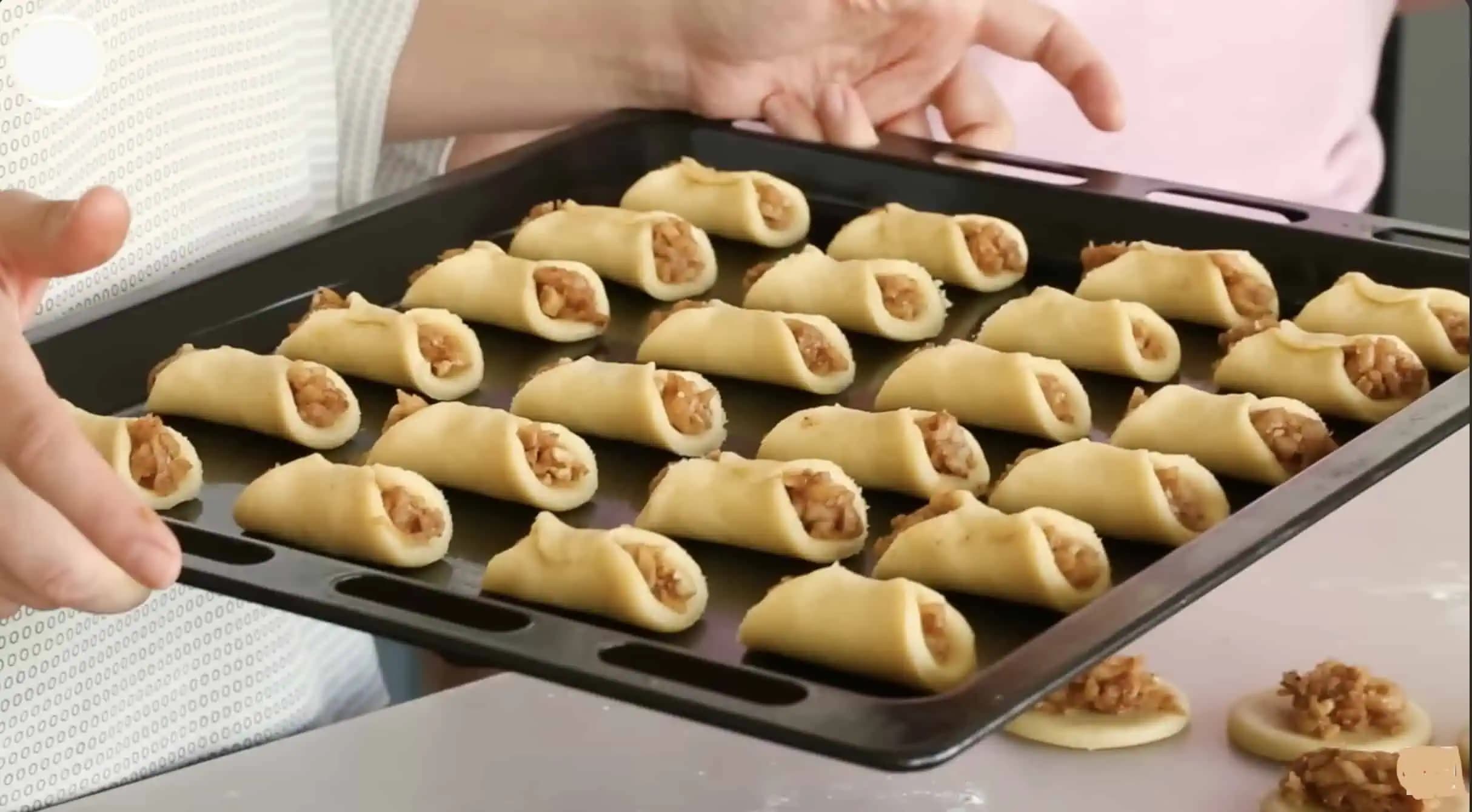 Pečiem už tretiu dávku a stále ich nemajú dosť: Mega chutné jablkové koláčiky – miznú rovno z plechu, ešte horúce!