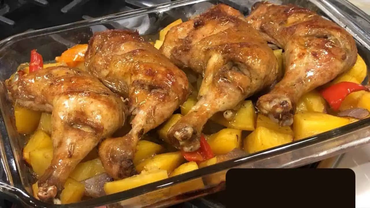 Mäsko a prílohu už nerobím zvlášť, všetci pýtajú len tento recept: SUPER chutné stehienka a zemiaky na jednom plechu!