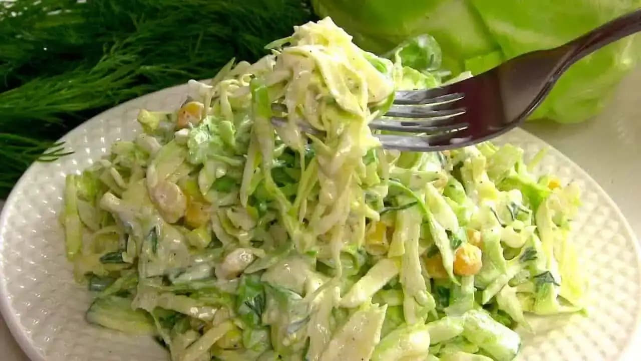 Bombastický kapustový šalát, pre každého, kto potrebuje SCHUDNÚŤ: Kto raz skúsi, ten na ňom bude fičať celý rok!