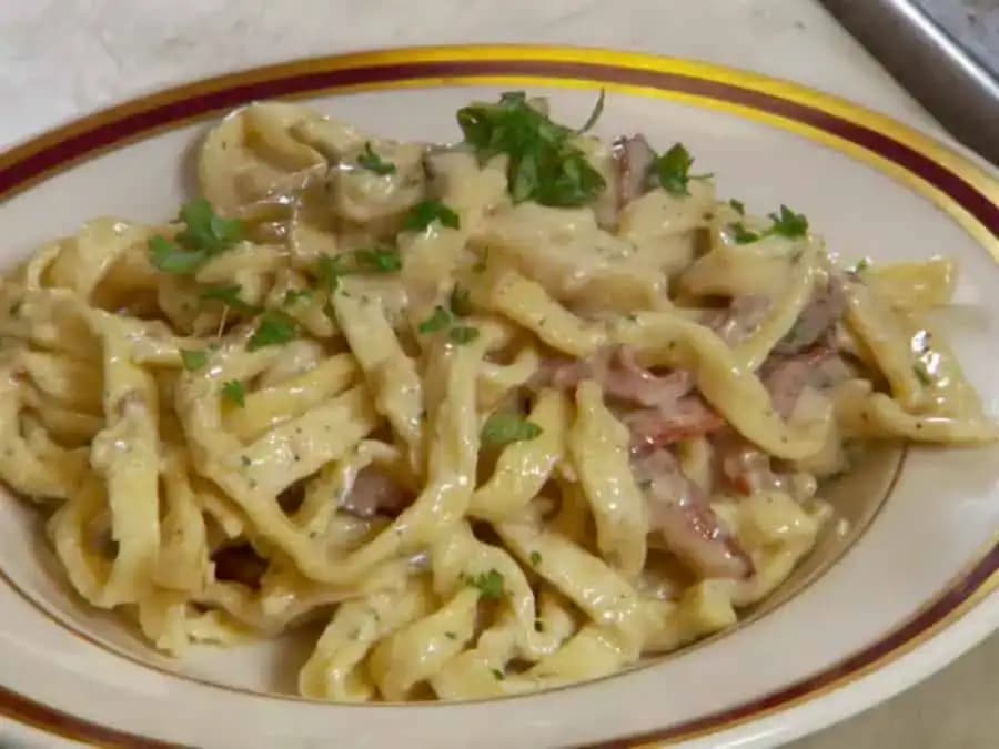 Minútové cestoviny s kyslou smotanou: Tú omáčku by sme jedli aj o polnoci, iné cestoviny už nikto nepýta!