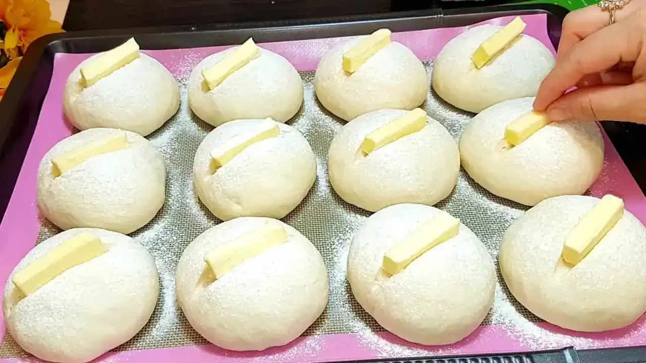 Len 30 MINÚT v rúre a máte domáce žemle lepšie ako z obchodu: Chutné, chrumkavé a striedka jemnučká ako obláčik!