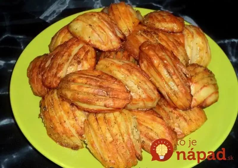 ZEMIAKY len prekrojím, zmiešam s cesnakovou zmesou a pečiem takto aj 3x do týždňa: Je to najlepšia príloha pod slnkom!
