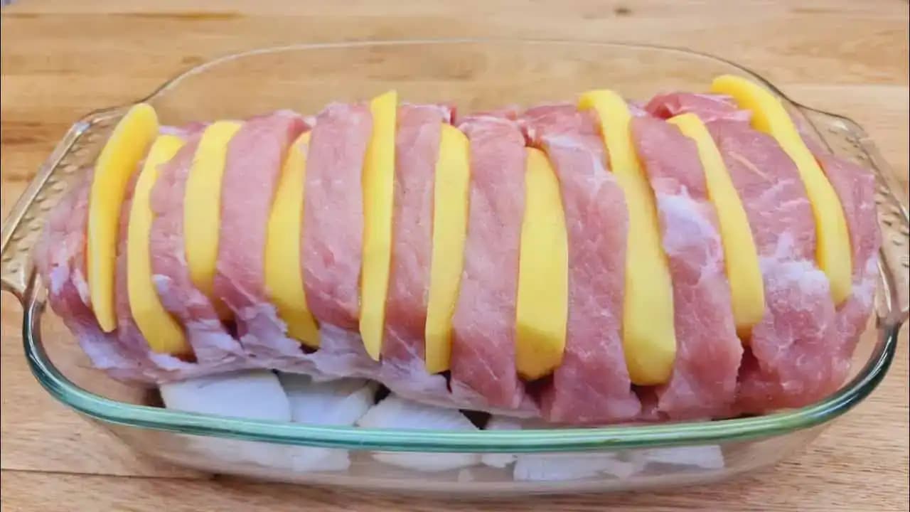 Takto pečiem bravčové karé a NIKDY nie je vysušené: Mäso nechajte vcelku a takto nakrojte – vynikajúci obed bez práce!