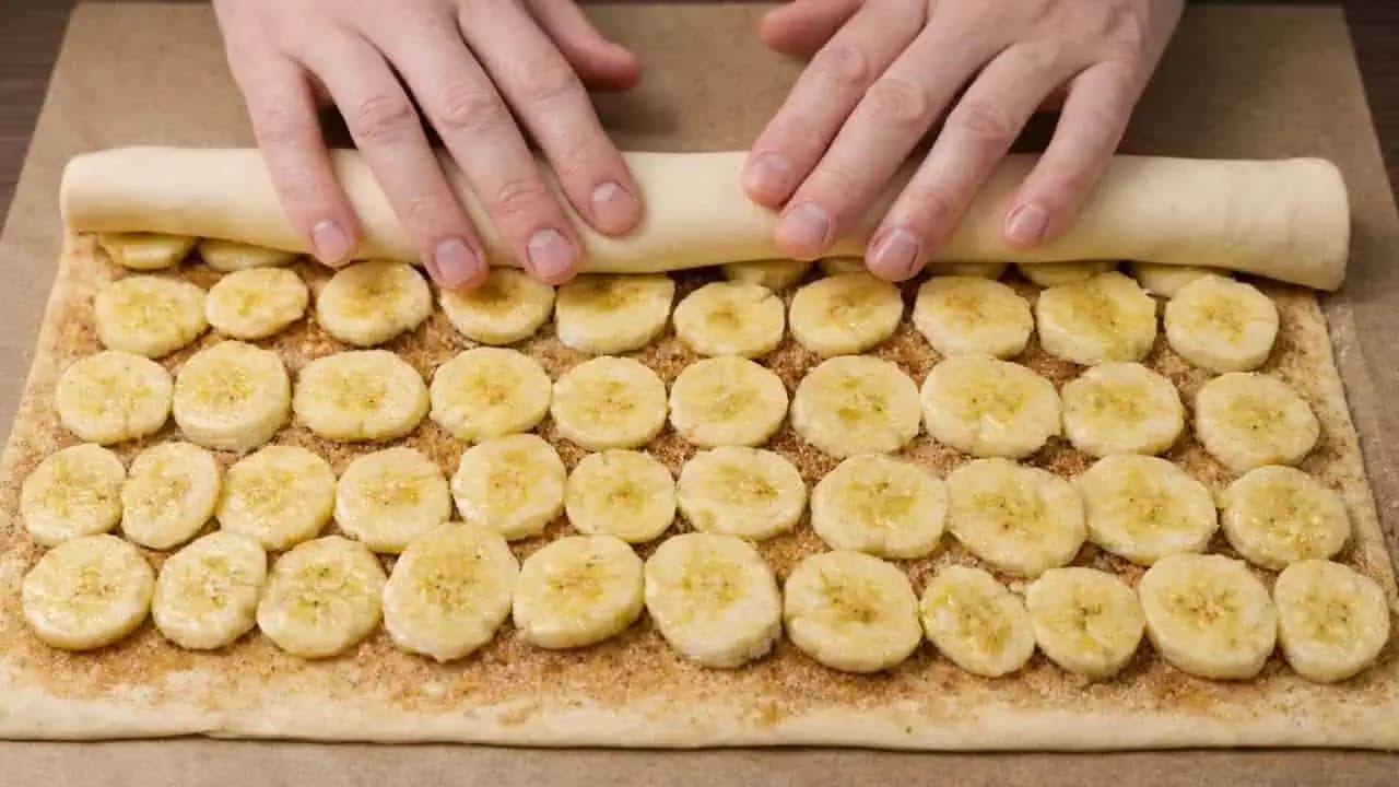 Banány len uložím na lístkové cesto, zrolujem a pečiem takto aj 3x do týždňa: DELIKATESA za pár minút!