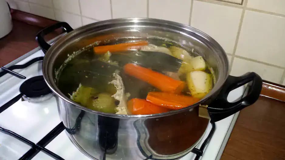 NIKDY nesoľte vývar v tomto momente: Stane sa nepožívateľným!