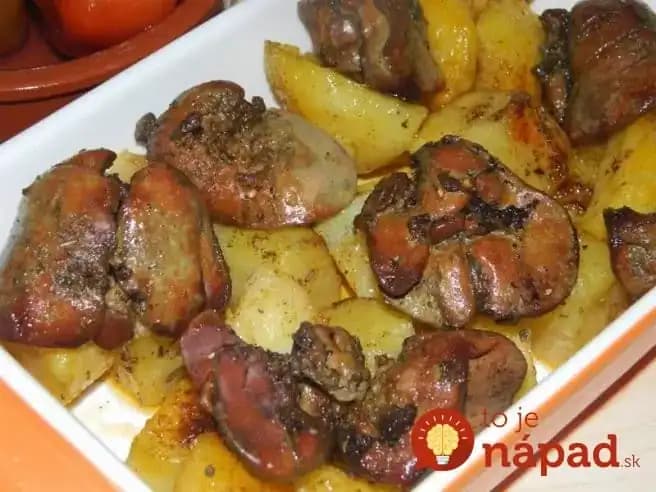 Fantastická večera za pár drobných: Pečené zemiaky s cesnakom a jemne pikantnou kuracou pečienkou