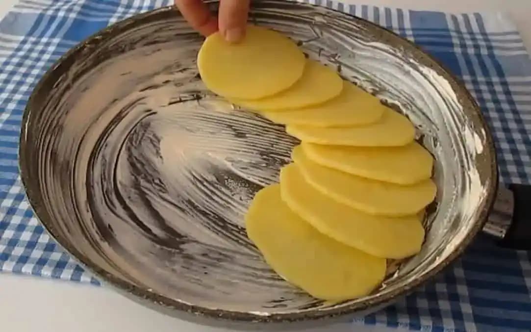 Len nakrájajte 1 zemiak a uložte na panvicu: Škoda, že som tento recept nepoznala skôr – lacná a výborná večera!