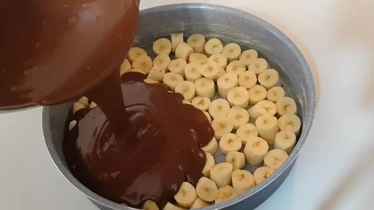 Banány len nakrájala do formy a zaliala jednoduchým cestom: Keď ochutnáte ten výsledok, bude u vás rozvoniavať pravidelne!