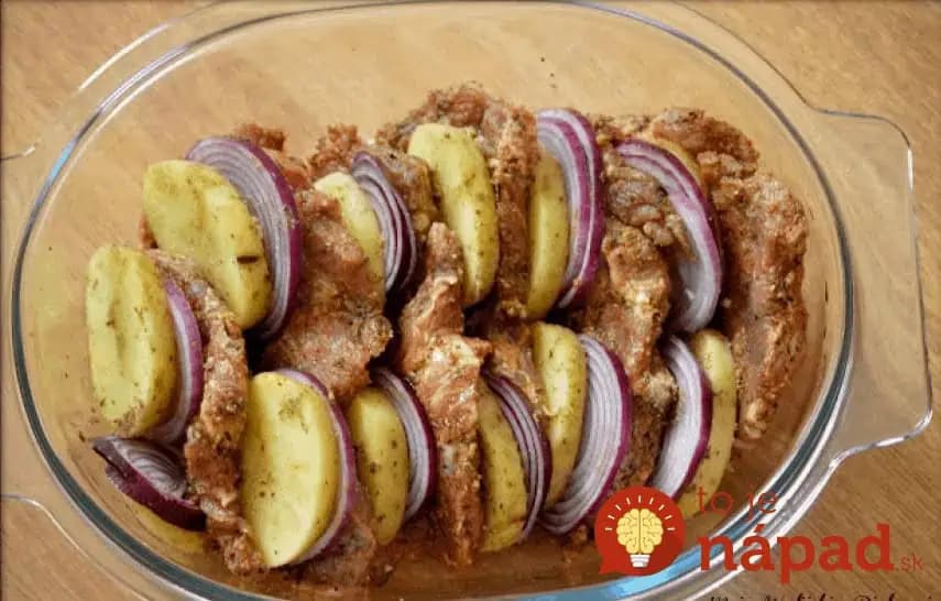 S týmto zabudujete na každej oslave: Prekladaná krkovička na čiernom pive s cibuľou a zemiakmi, rozpadá sa na jazyku!