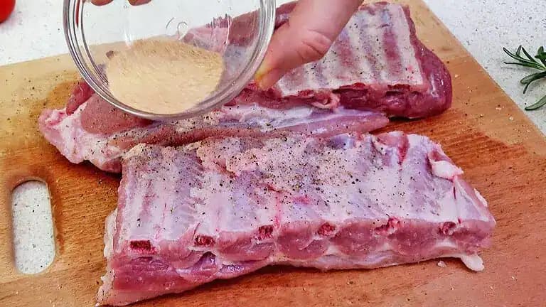 Takto pečiem REBIERKA na cesnaku a z tej chuti sa všetci môžu zblázniť: Jemnejšie mäsko ste ešte nejedli!