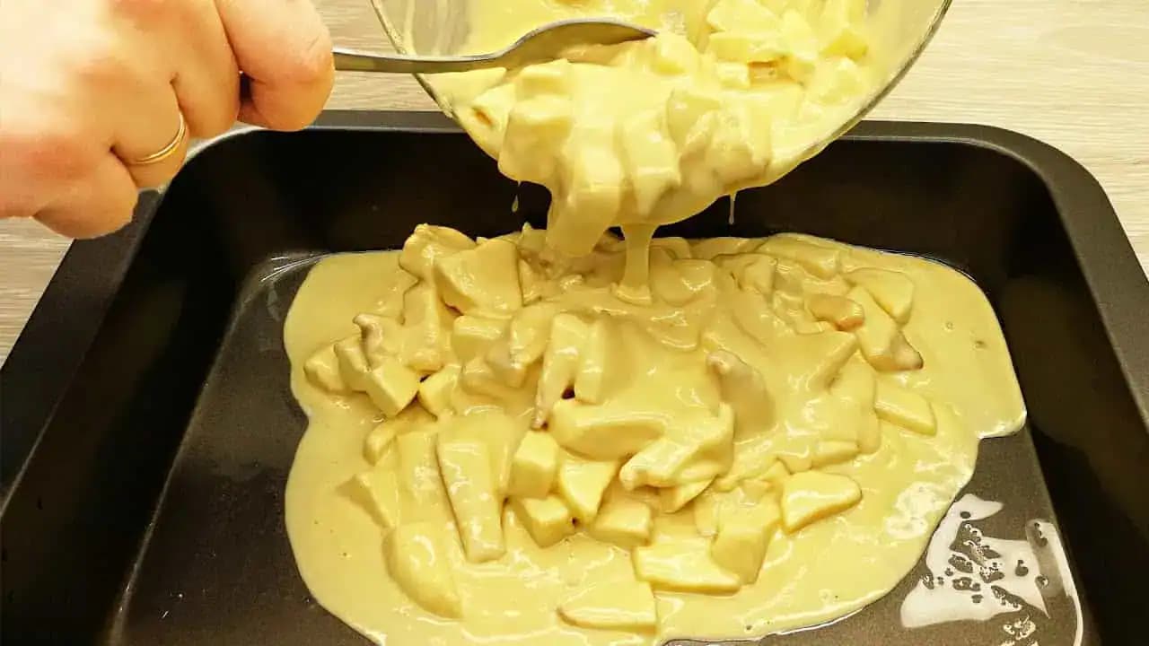 Všetci hľadajú tento recept: Jablkový koláč, ktorý sa topí v ústach – všetko stačí len ZAMIEŠAŤ!