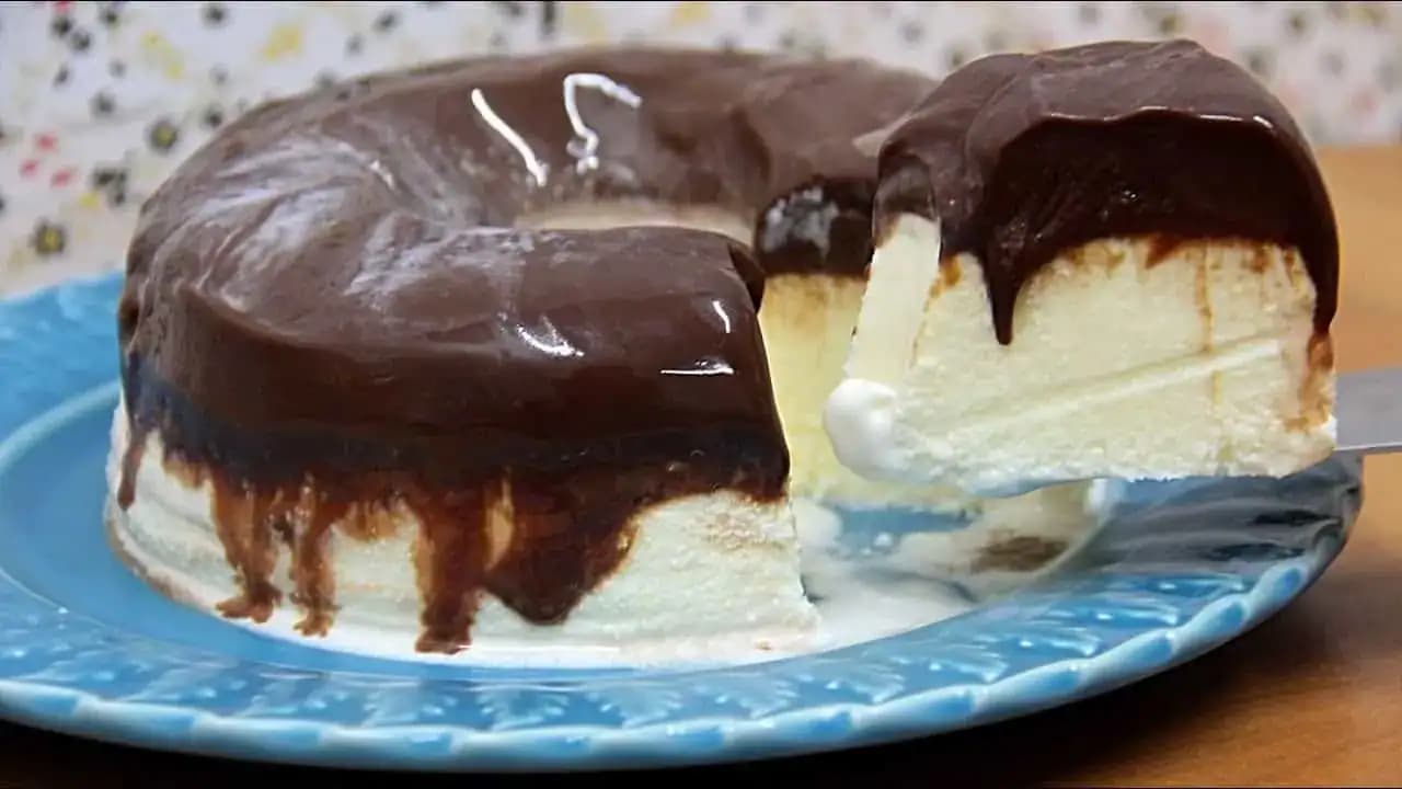 Jednoduchá Salko maškrta s kokosom za 15 minút: Najlepší krémový dezert z bábovkovej formy, aký ochutnáte!