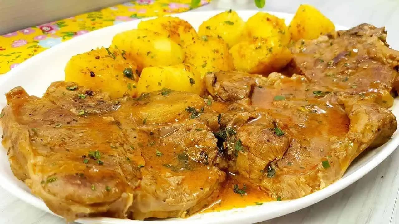 Mäsko je ako masielko: FARMÁRSKA krkovička na pive a cibuľke – nikdy som nejedla tak jemné a lahodné bravčové!