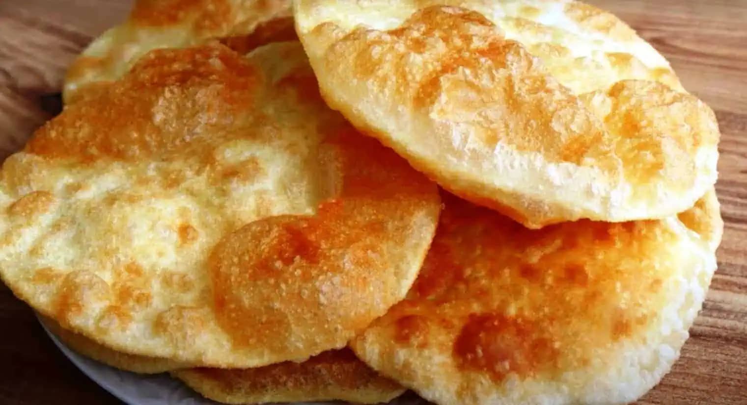 Stačí LEN vriaca voda a múka: Perfektná náhrada pečiva z prísad, ktoré má každý doma!