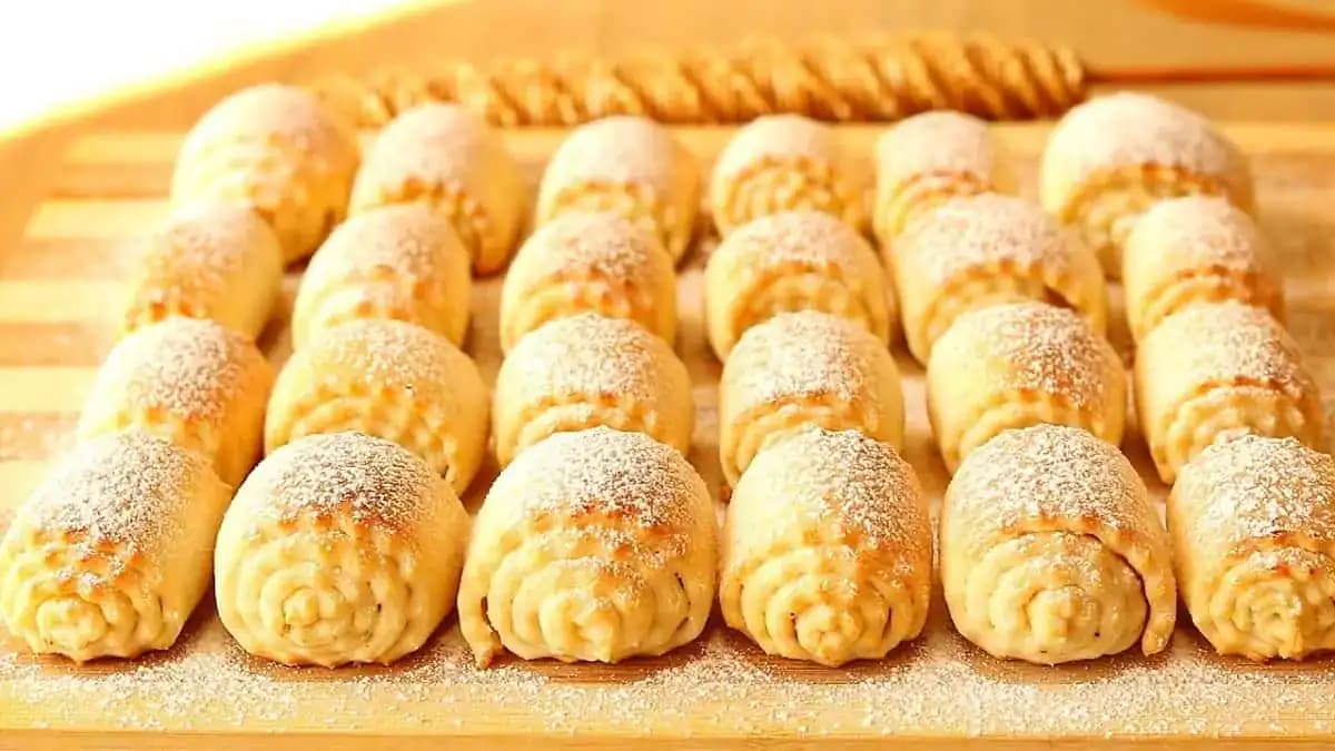 Ak máte doma 1 téglik tvarohu, toto musíte vyskúšať: Rýchle a krehučké tvarohové mini-rolky na celý týždeň!