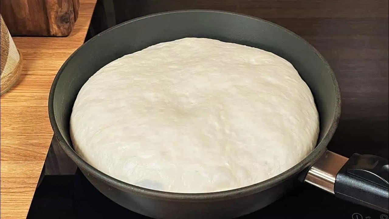 Moja stará mama takto piekla najlepší chlebík bez rúry: Rýchly a lacný chlieb z panvice!