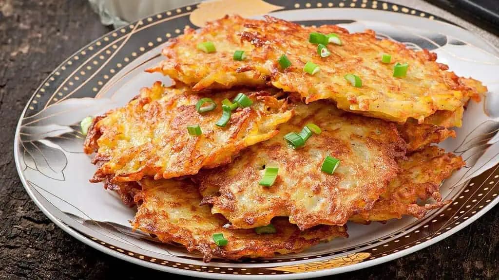 Málokto vie, že treba do zemiakových placiek pridať aj túto TAJNÚ prísadu: NIKDY nenasiaknu olejom a budú krásne chrumkavé!