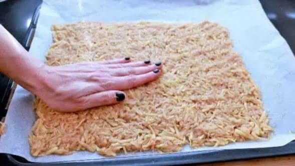 4 zemiaky len nastrúham na plech, zrolujem a pečiem takto aj 3x do týždňa: Najväčšia CHUŤOVKA, aká môže byť!