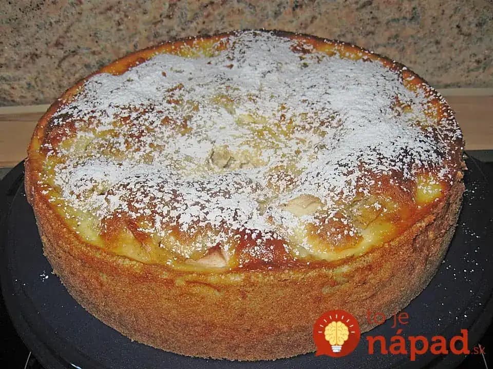 Jemný jablkový koláč s kyslou smotanou: Stačí len uložiť do formy a zaliať, tento jablčník má najväčší úspech!