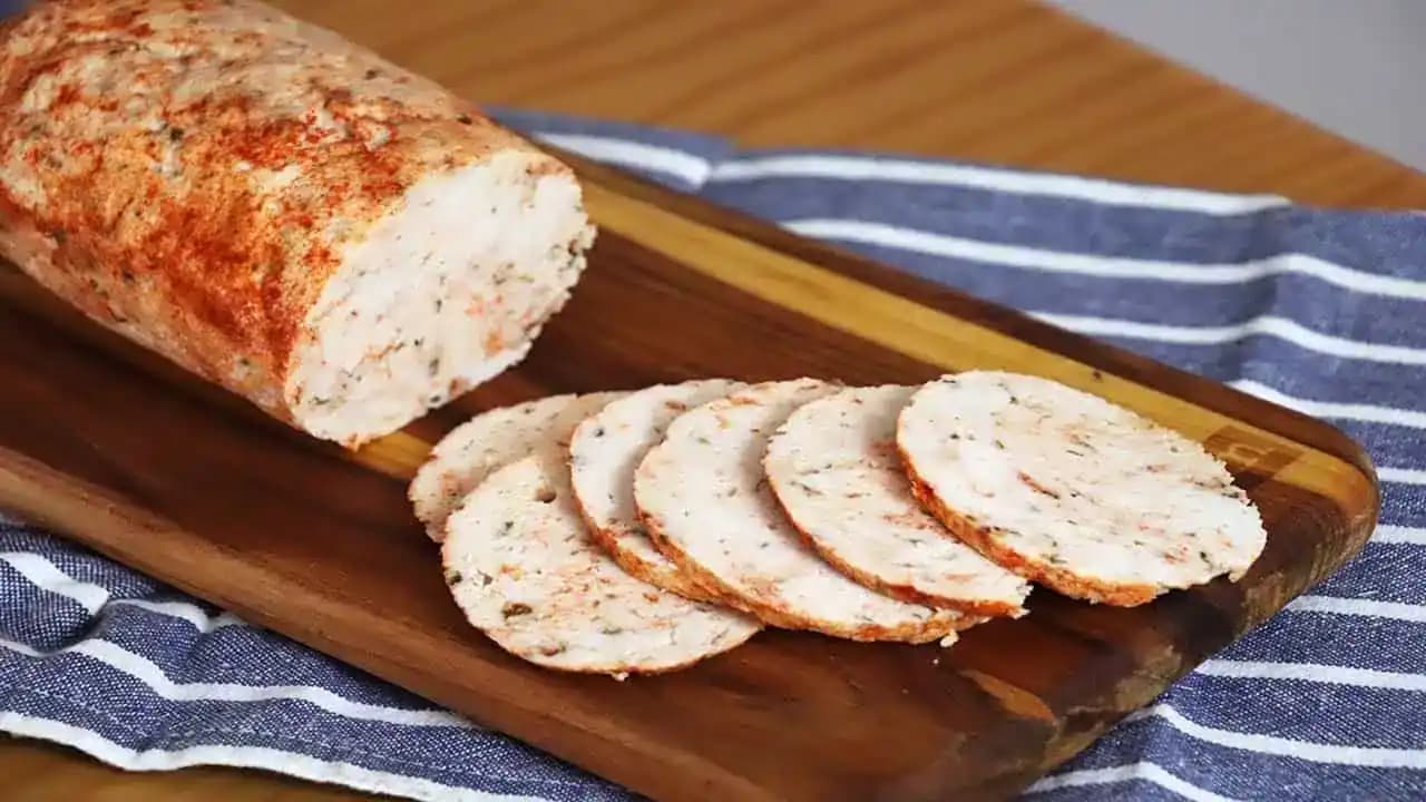 Kúpila som len 600 g kuracích pŕs, fóliu a uvarila túto ROLKU: Zbláznila sa so nej celá rodina!