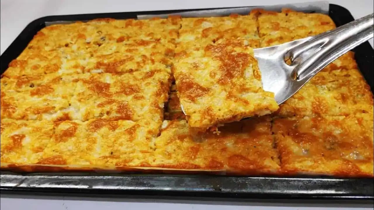 Zemiaková placka s kyslou smotanou a syrom, úplne bez múky: Nevyprážajte zemiakové placky, toto je stokrát lepšie!