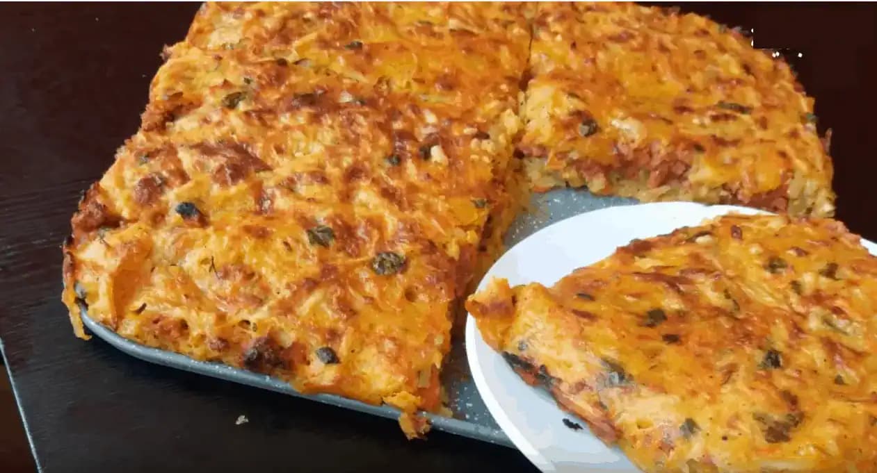 4 zemiaky, 200 g mletého mäsa a syr: Gazdovská zemiaková placka na plechu – za takúto pochúťku vás bude manžel nosiť na rukách!