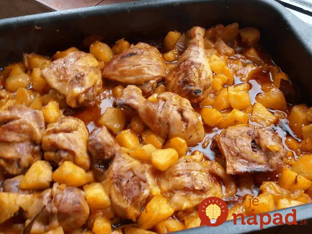 Zapečené kuracie stehná so zemiakmi a omáčkou v jednom: Geniálny obed 3v1!