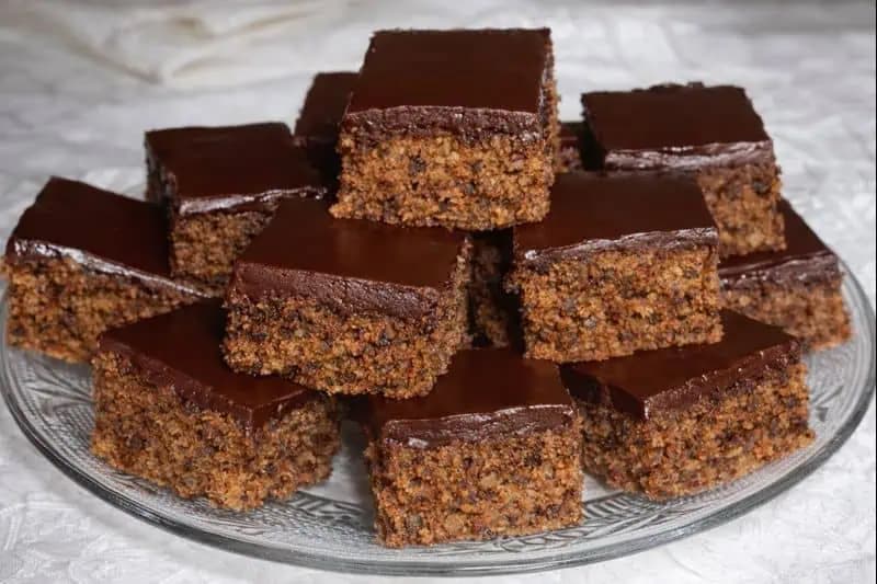 1 vajce a žiaden pridaný tuk: Šťavnatý jablkový koláč s vôňou kávy – vyčarujete ho takmer z ničoho!