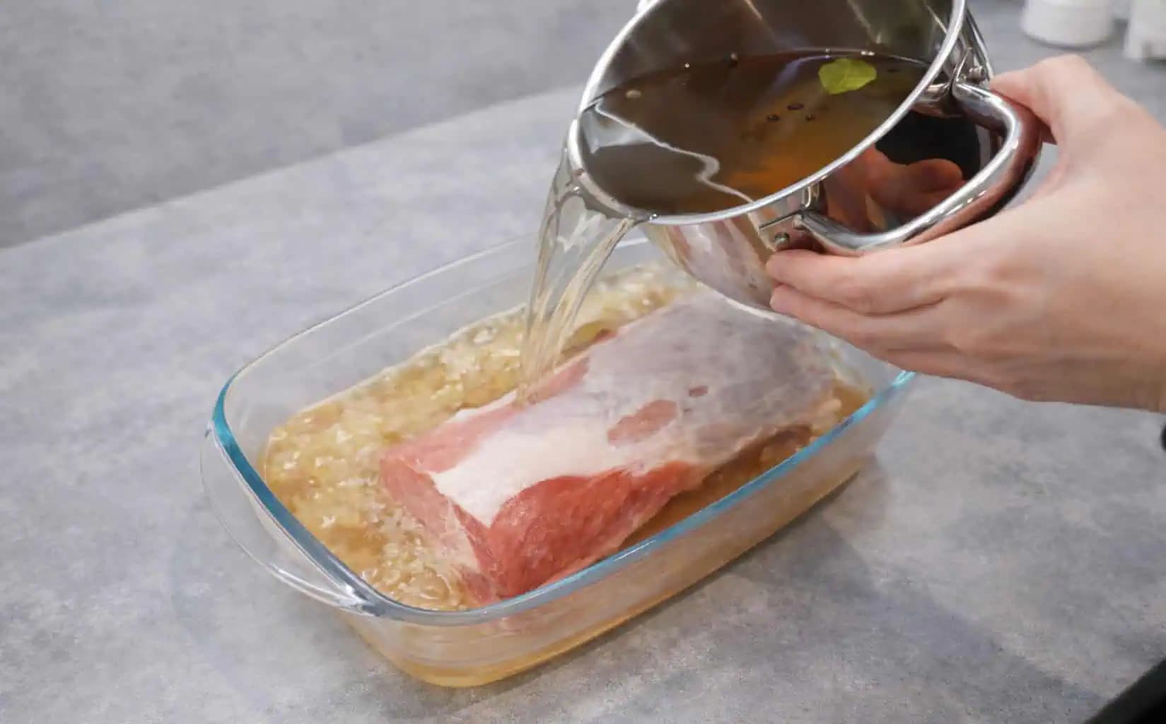 Domáca bravčová šunka z rúry: Bez chémie, udiarne a profi náčinia! Zvládne to každý!