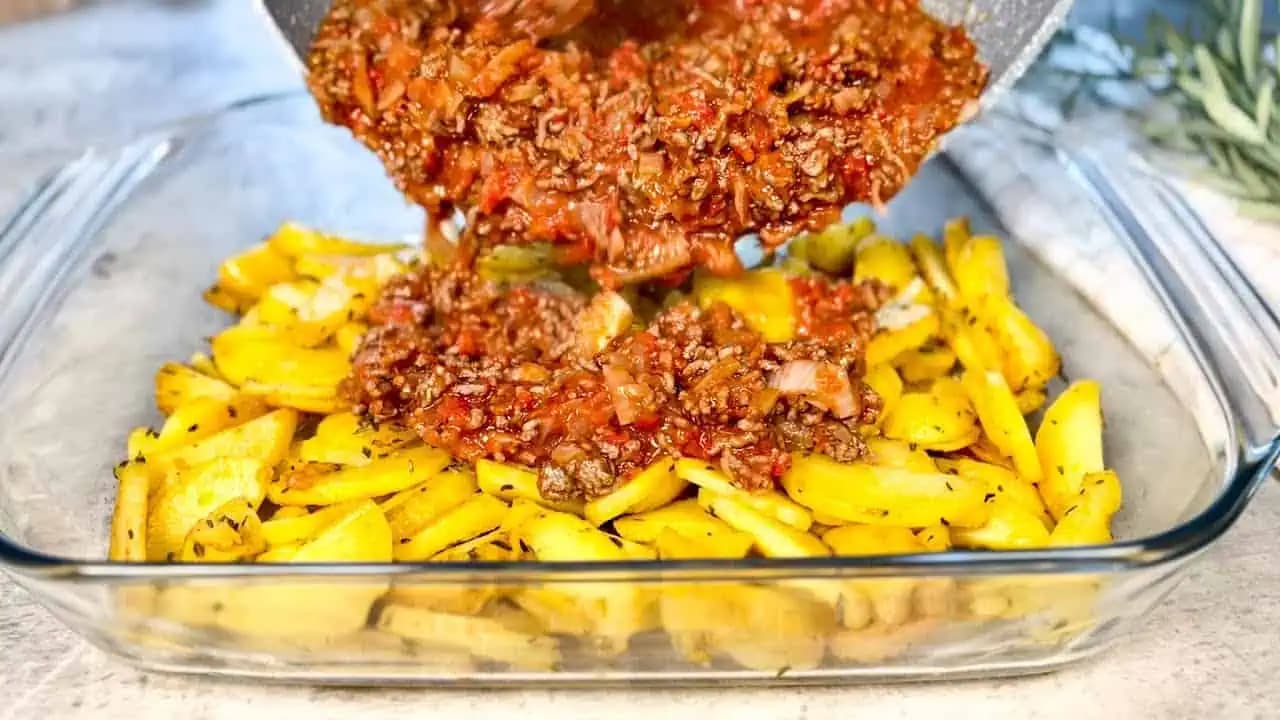 Jednoducho nasypte mleté ​​mäso na zemiaky: Výsledok je neuveriteľne chutný!