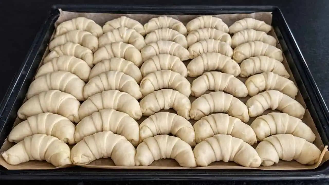 Hrnčekové rožky z kyslej smotany s jablkovou plnkou: Najlepšie pečivo pod slnkom!