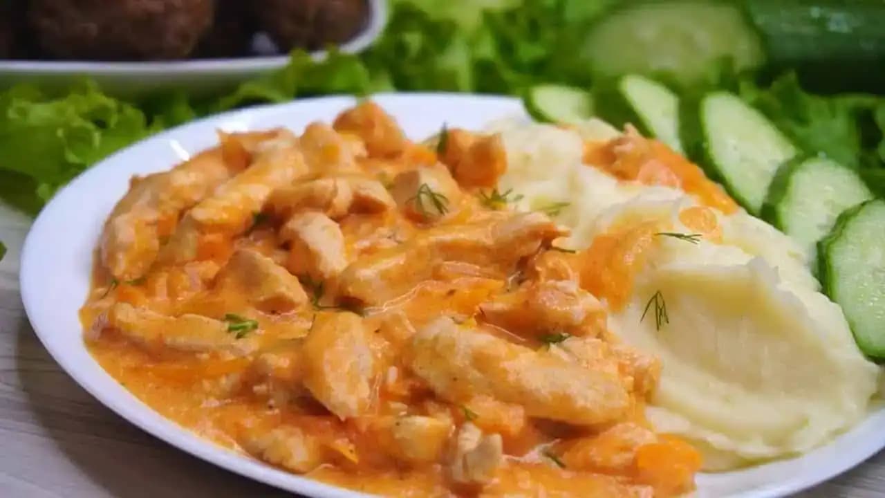 Minútkové kuracie kúsky na cesnaku a kyslej smotane: Bleskový obed s výbornou chuťou – hotové skôr ako príloha!