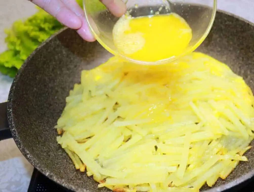 Zemiaky len nakrájajte, zalejte cesnakovou zmesou a uložte si tento RECEPT: Výborný obed je za 30 minút na stole!