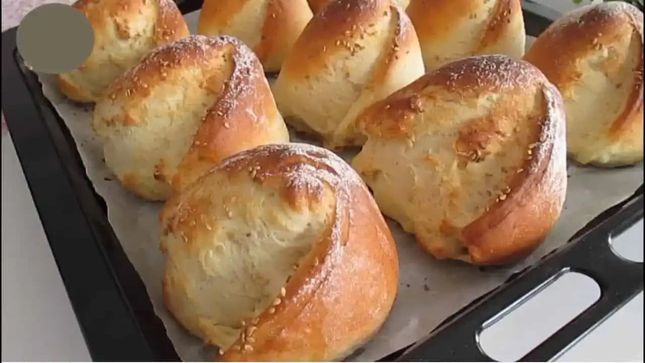 Hrnčekové ŽEMLE upečené za 30 minút: Hotové raz-dva, voňajú po celom dome a sú chrumkavé aj na druhý deň!