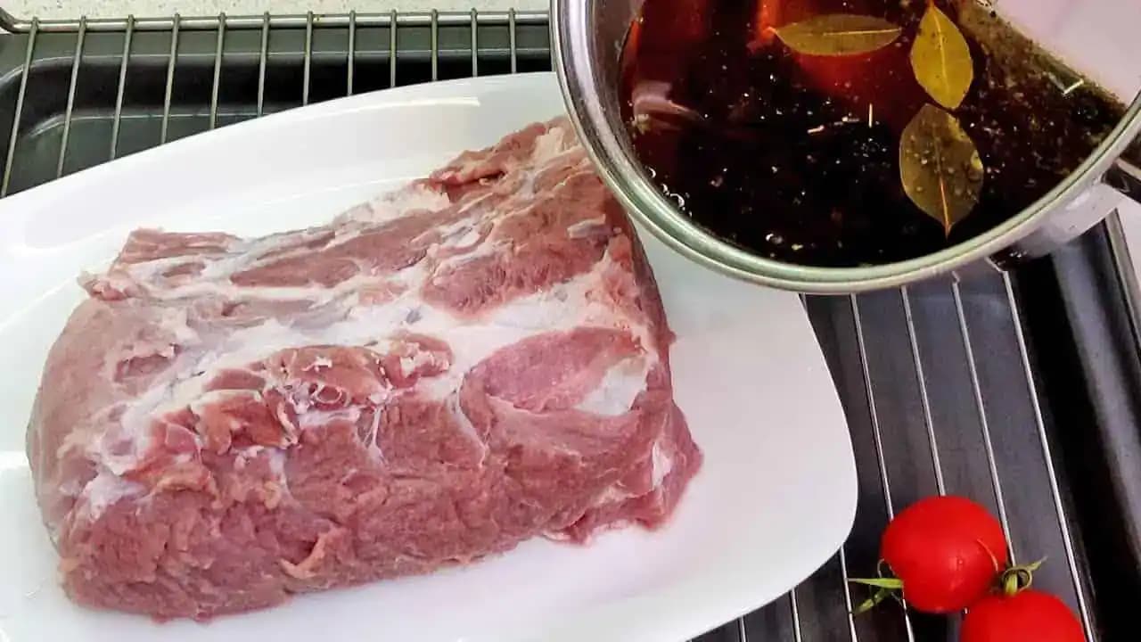 Kúpila som kilo bravčovej krkovičky vcelku, cesnak a vrecko na pečenie: V živote som nejedla jemnejšie mäsko – RECEPT!