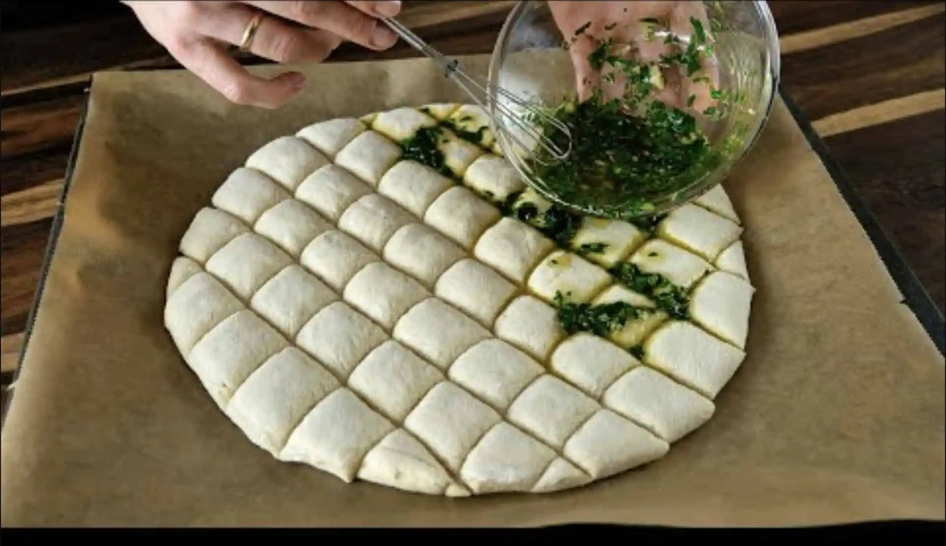 Tento domáci CESNAKOVÝ chlieb je stokrát chutnejší ako pizza: Nejedla som tak fantastické pečivo!